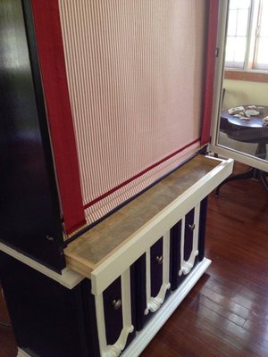 A better designed pull out drawer is removable (with or without opening the front) for easy cleaning. The cage floor is also removable, and may prove useful for finches that need access to an cage floor without bars.