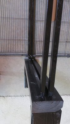 Closeup of the center support with space to inserrt a divider.JPG